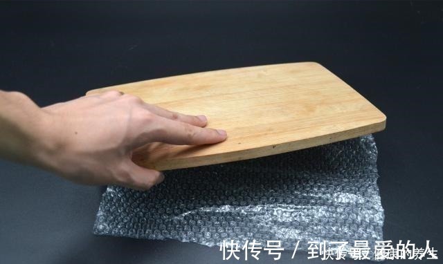 快递里的气泡垫一张也别扔，放在家里特别实用，一年能省不少钱！