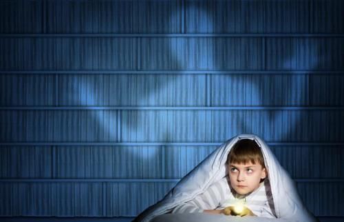 晚上睡觉|面对孩子的恐惧，一味安抚没用，做到这3件事才能帮孩子克服恐惧