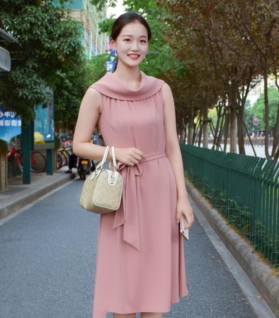 街拍,下回合一身白色的装扮非常甜美动人,尽显时尚女人味