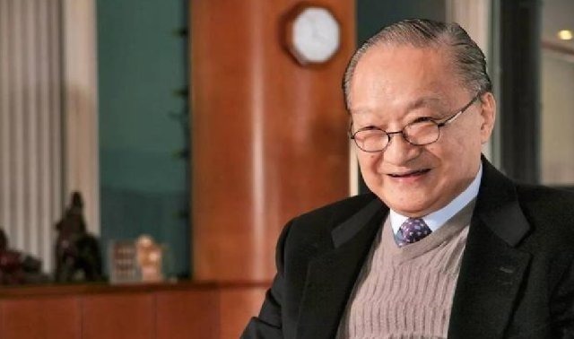 丁春秋&金庸去欧洲出差,倪匡代笔,于是《天龙八部》出现诸多诡异情节