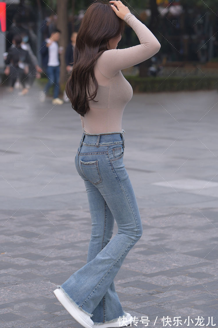牛仔|打底衫是女生初秋必搭的款，配牛仔喇叭裤，简约修身又美丽洋气