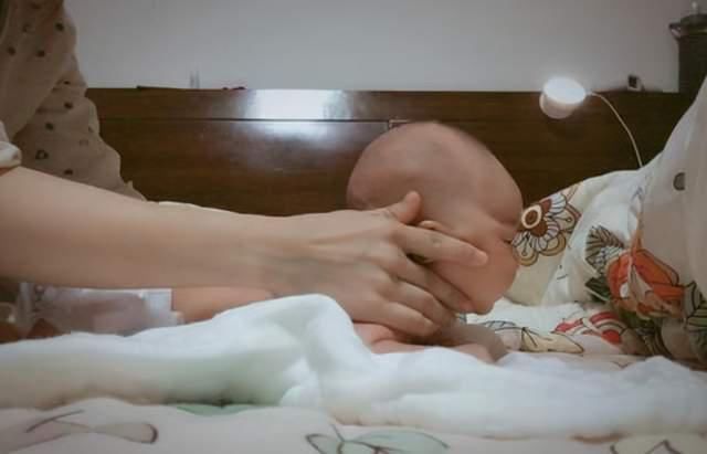 父母|“2个月抬头，6个月坐”，1岁以内宝宝发育表，你家娃达标了没