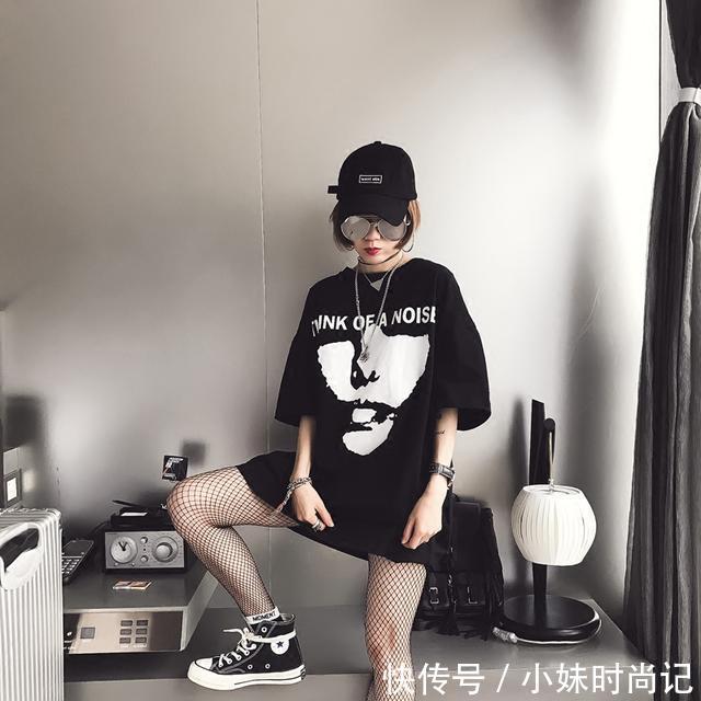 甜美 甜美的女孩穿蕾丝,有态度的girl穿风格T恤