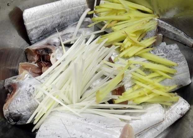 炸带鱼,裹面粉和淀粉都不对,邻居大厨教我做法,外酥里嫩不回软