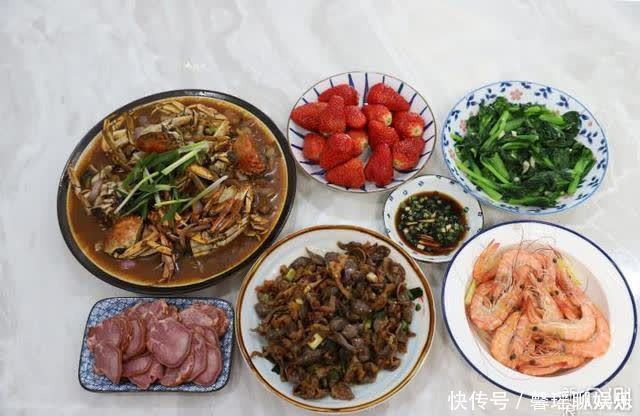 老公给我和孩子准备晚餐，简单却满满都是爱