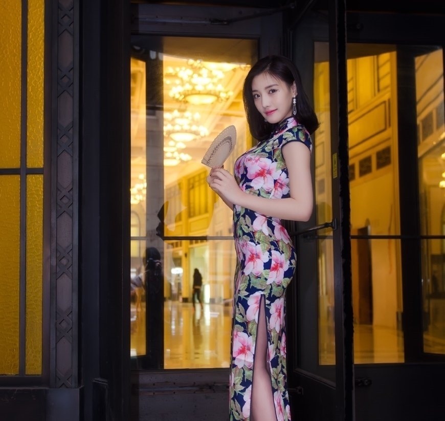 佳人 窈窕佳人穿起了修身旗袍,一领一扣一襟一叉,美的让人心动!