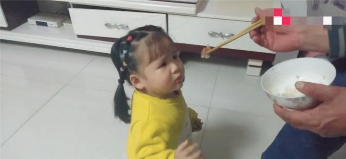 女儿|“女儿奴”爸爸哄女儿吃饭不成，忍不住挥起扫帚，宝宝却哈哈大笑