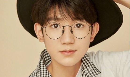 牧尘 王源的唱腔很纯正,每一次现场很稳,声音干净治愈安静