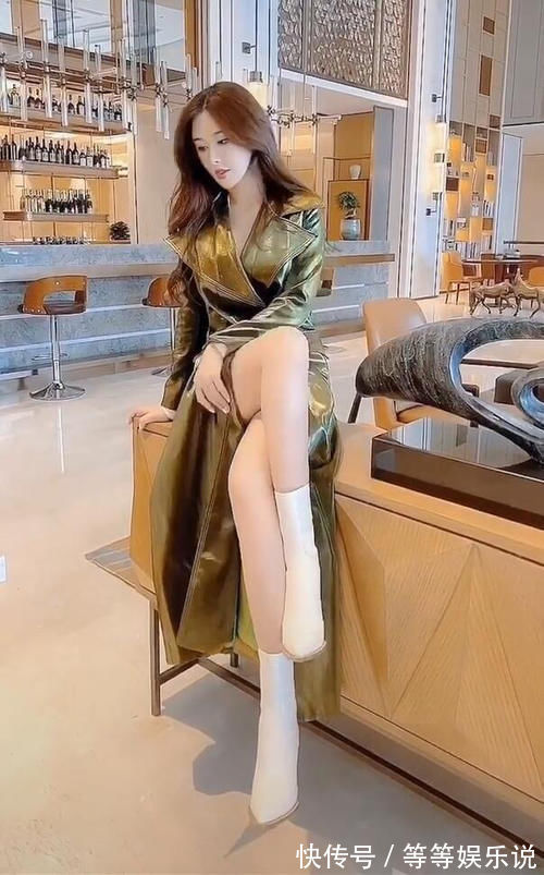 风衣 潮流时尚:风衣配上长靴,不装嫩也美得高级!