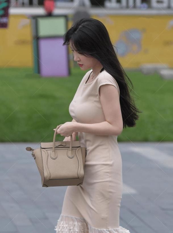 贵妇逛街“真奢侈”,把拖布围在裙子上,怪不得路人都不敢靠近