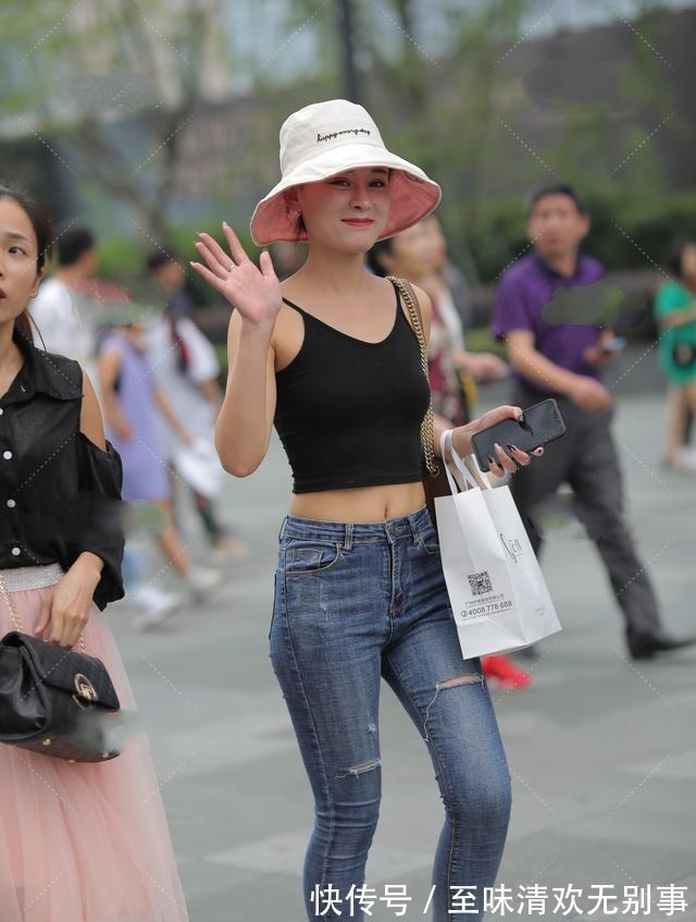 搭配 黑色吊带搭配粉色渔夫帽，既能显脸小，还能和服饰搭配！