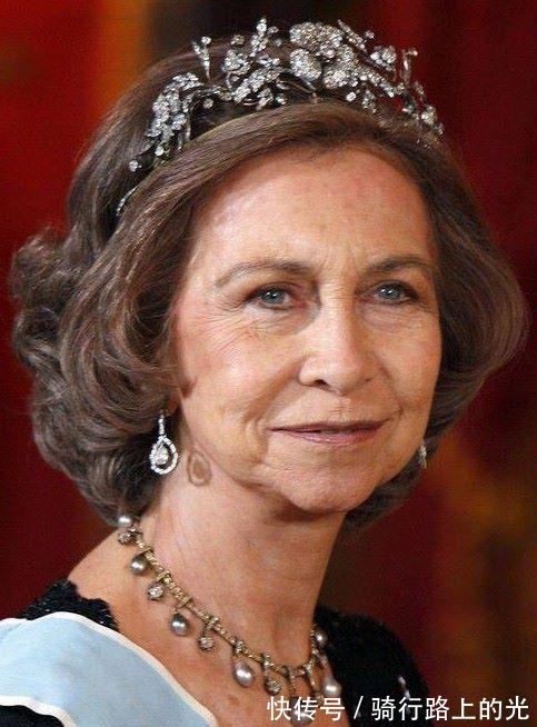 玛格丽塔 王室珠宝听说,钻石蝴蝶结胸针和珍珠更配哦