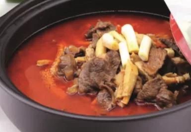底汤微麻微辣|牛肉三鲜锅 底汤微麻微辣 食客也可以涮食其他蔬菜