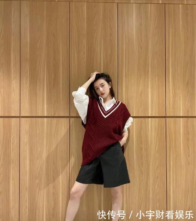 学院|换季不用慌,一件“针织背心”搞定秋季搭配,保暖百搭还减龄