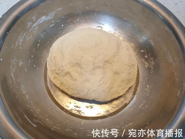 凉水|烙饼想要柔软好吃有层次,和面用开水还是凉水?其实都不正确