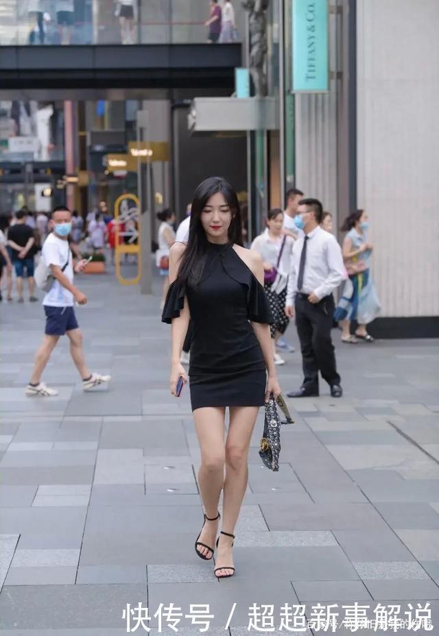 显得|时尚露肩元素的连体裙既优雅时尚,又不会由于过分暴露而显得轻浮