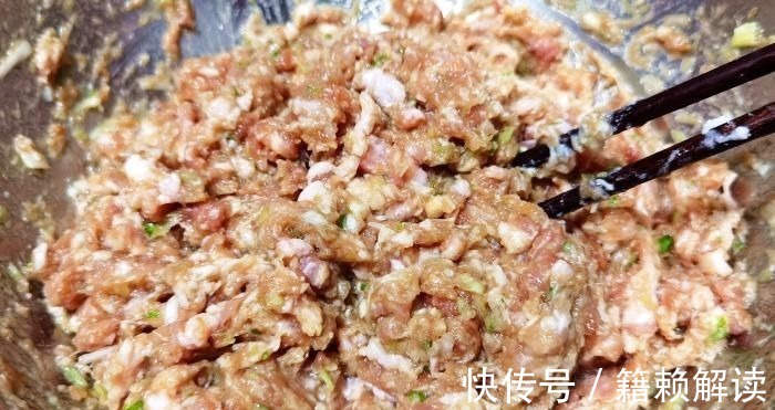 包白菜饺子,记住老师傅的“2放2不放”,饺子鲜嫩多汁,特好吃