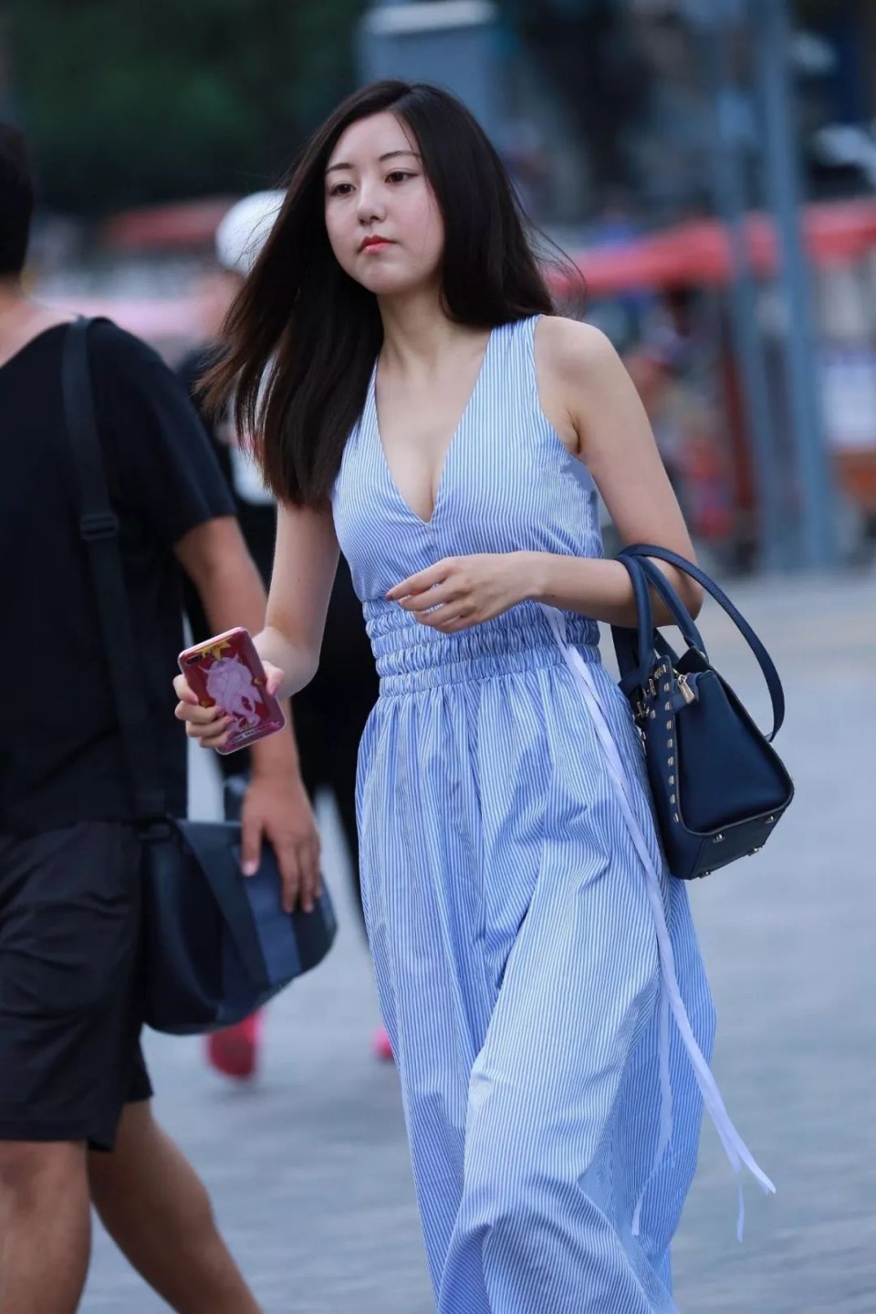 蓝色连衣裙,雾远没有散尽,给你支一小舟