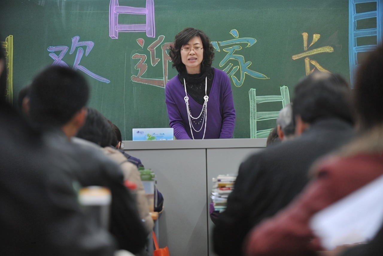 家长会|给孩子开家长会时,父母的三种打扮会让孩子抬不起头,别不当回事