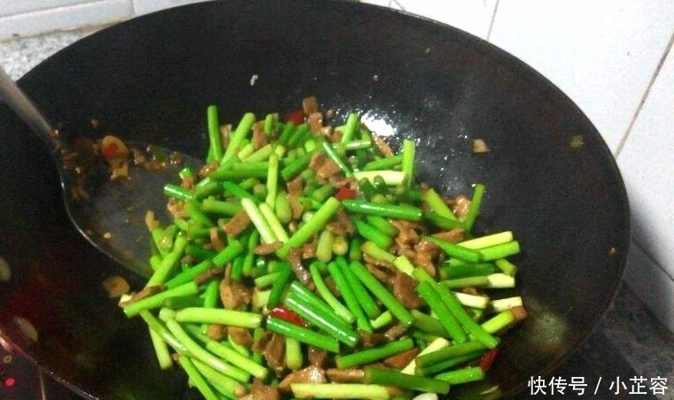 爆炒|炒蒜苔时,焯水还是直接爆炒?刚开就做错,难怪蒜苔生硬不入味