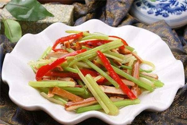 倒入|吃有营养的炒菜——芹菜炒香干,酥脆,香甜多汁,家人爱吃