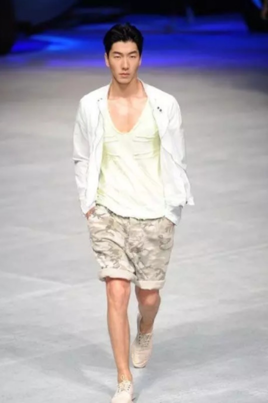 张亮的毁灭史：从“好爸爸”到“无人问津”，他哪步走错了？