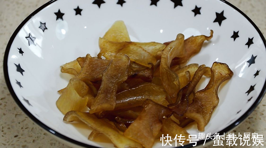 收入|掌握好这些技巧,炸出来的猪皮蓬松,有人凭借着炸猪皮年收入百万