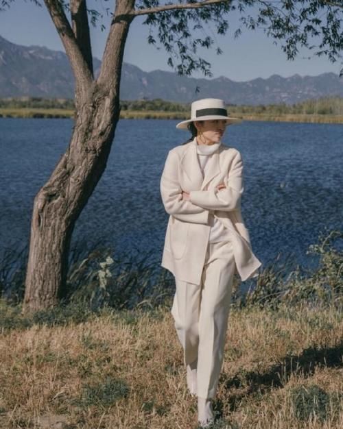 搭配 大衣应该怎么搭配，时尚博主演绎大衣的高级穿法，快快学起来