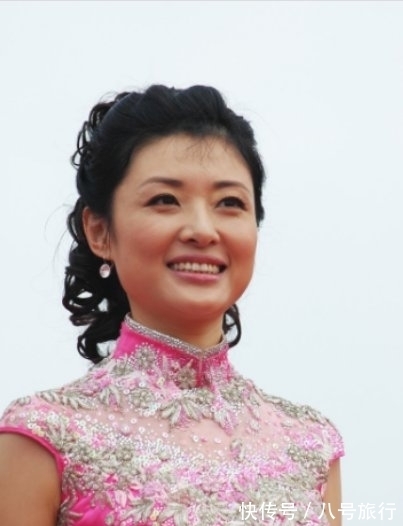 网友票选央视最漂亮女主持,董卿才排第三?可第一名确实太漂亮啊