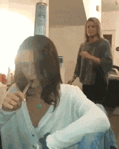 |搞笑GIF趣图：美女 人家是来打饭，你是来搞笑的吗？