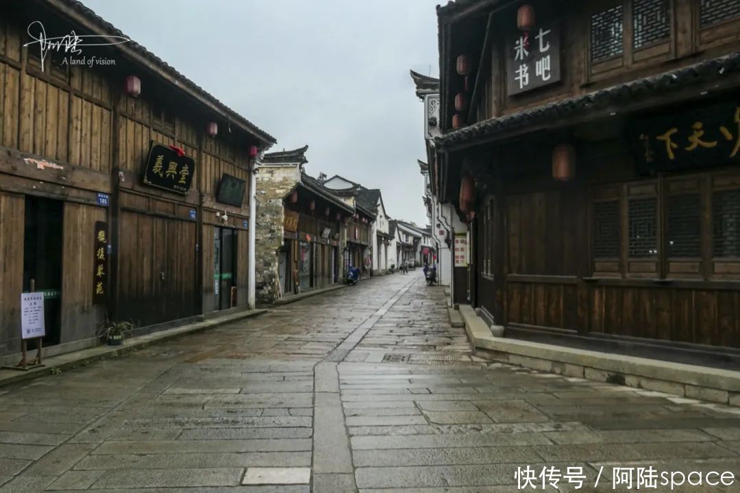 略显|冬雨连绵中路过解放东路，这条浦江的最美老街，现在略显冷清