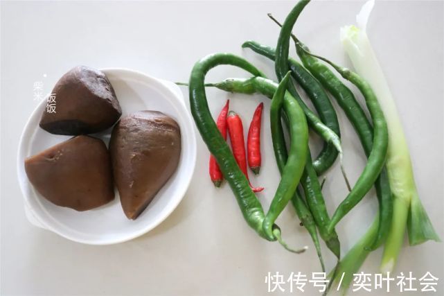 芥菜|这款开胃小咸菜，北方人餐桌上常见，炒一次吃几天，香辣下饭