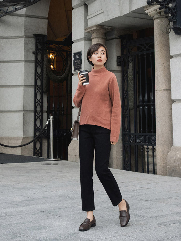 针织衫|秋冬知性内搭怎么穿?条纹衬衫+黑色直筒裤,保暖又百搭