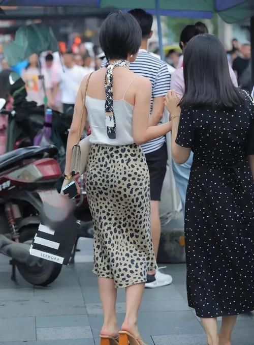 纯白色|纯白色冰丝吊带,经典豹纹长裙,脖子上的“项圈”,霸气小姐姐!