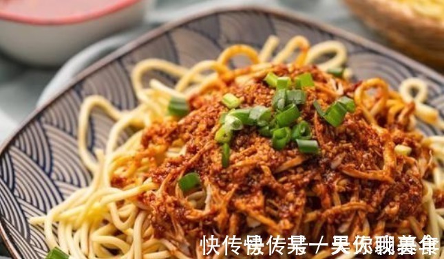 做凉面,煮熟后不要泡冷水,学会2招,面条爽滑筋道,又香又入味