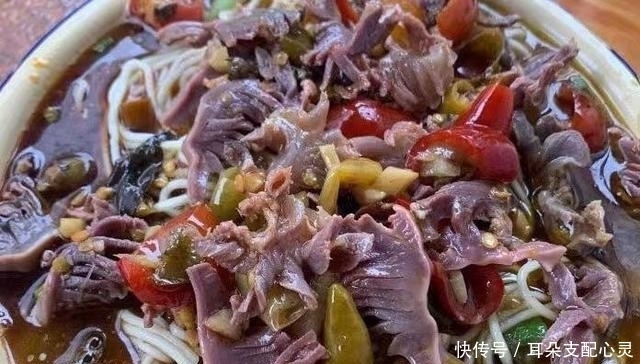 重庆一家开了18年的面馆,藏在坡坡底下,每天食客络绎不绝