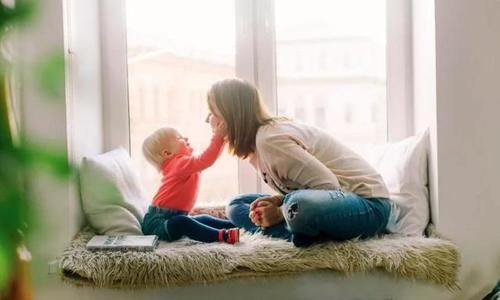 萌娃看到一个月未见的妈妈，激动成“表情包”，娃多大能认出妈