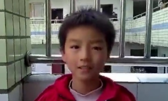 尼格买提也关注王俊凯的童年,在他面前提新加坡的梗,粉丝也补刀