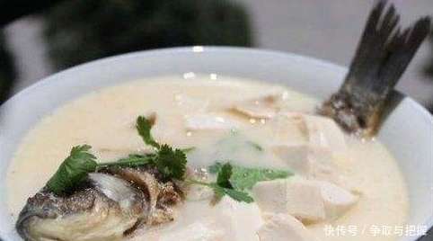 做鲫鱼汤,直接下锅就错了,加上一步,鱼汤很香很白,无腥味!