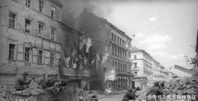 德军|1945年苏军旧照,高射炮当榴弹炮,炮口抵在德军面前轰击