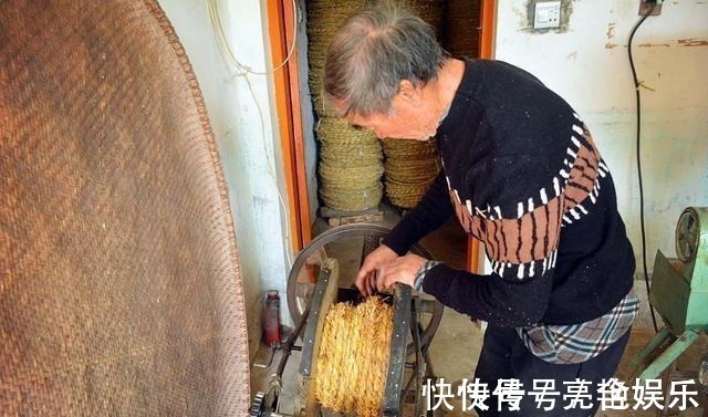原材料$68岁大爷做1门手艺10年,村民年年免费送原材料,看他咋处理