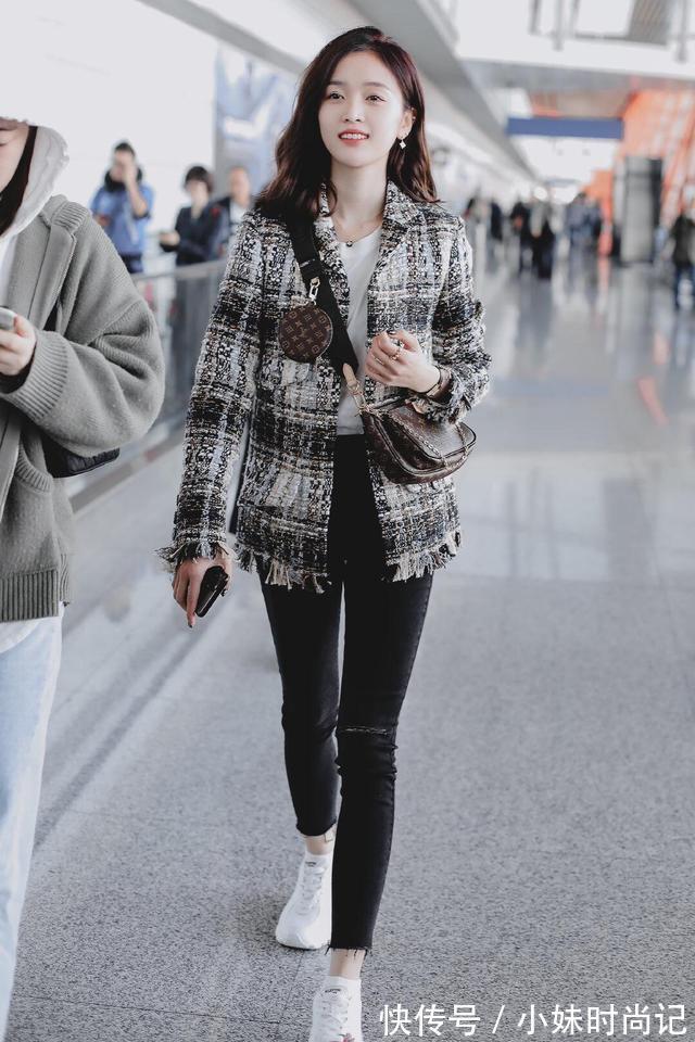 女性朋友|吴宣仪真是“穿搭小达人”,身穿宝蓝色羽绒服魅力十足,高贵大气