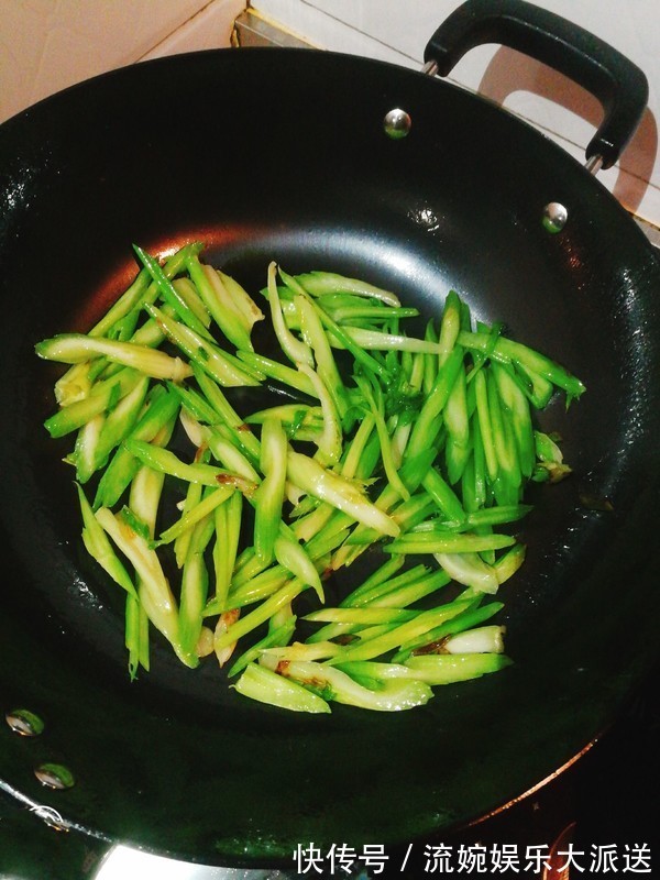 小蛮腰|遇到这菜不能放过，1盘相当于跑步半小时，让你吃出“小蛮腰”