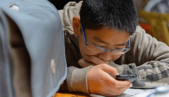 普及|孩子几岁才能给配手机教育专家这个岁数最好,别太早也别太晚