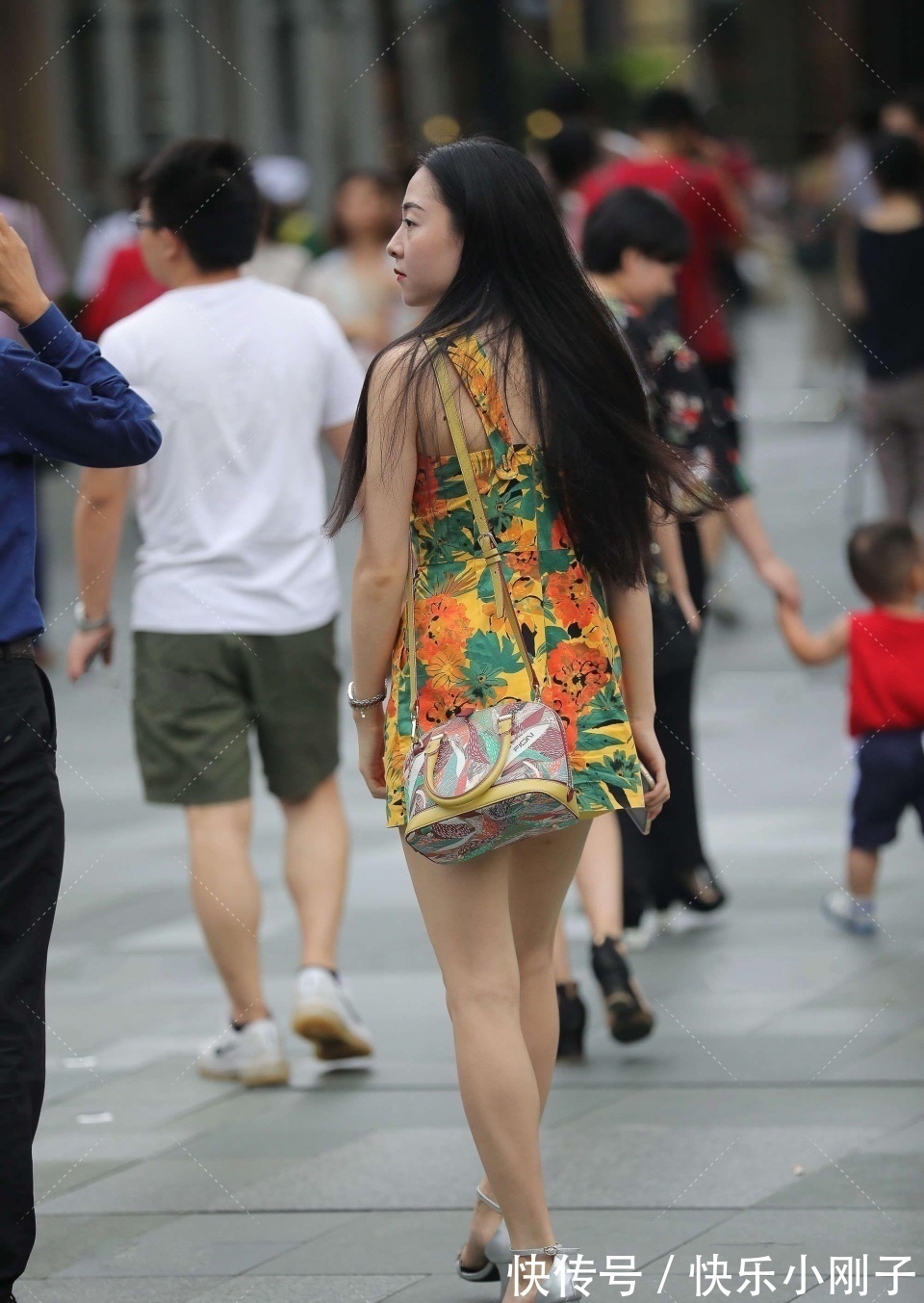 风格 小姐姐穿搭风格真是独特,这样穿搭的小姐姐,你觉得时尚可爱吗?