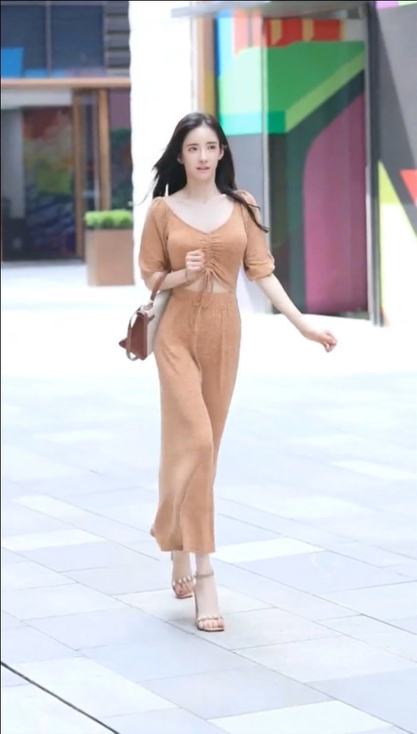 小蛮腰|街拍:浅咖色T恤+阔腿裤套装,打造温柔御姐风,轻松穿出好气质