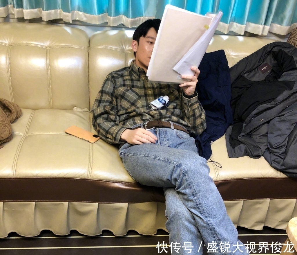 董子健，吃饭的碗比别人大好几倍，网友：会做饭的男人不会太瘦
