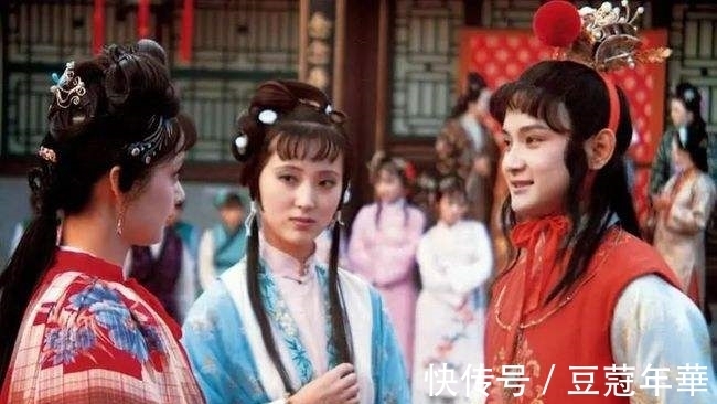 含丹$同样是“宝玉看呆宝钗”,老版宝黛钗太可爱,新版像大型宫斗现场