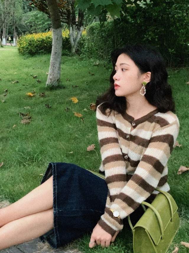 秋天|早秋的甜酷穿搭！针织开衫+牛仔裙，简约大方不做作，优雅又洋气