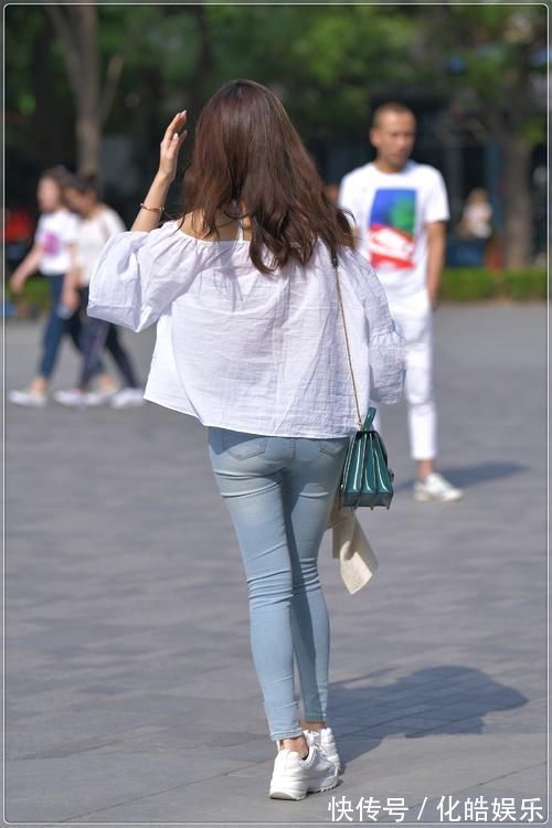 紧身|街拍美女:白色露肩上衣搭配牛仔裤,简单清纯,舒适透气
